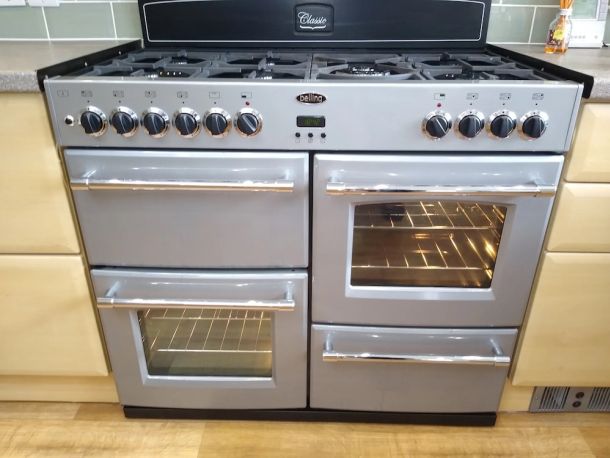 TEal colour range cooker